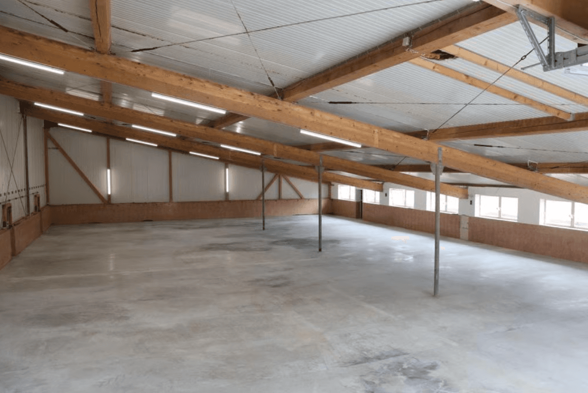 Indoor / Halle · Überdacht in 88436 Oberessendorf – Einstellplätze Familie Schupp