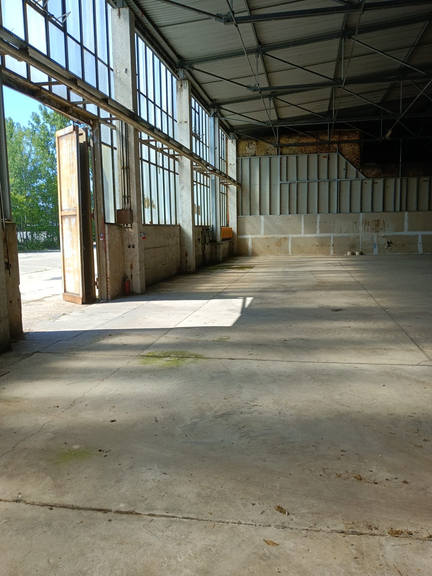 Indoor / Halle · Gesichert in Görlitz – Halle für jegliche Fahrzeuge und Anhänger zu vermieten