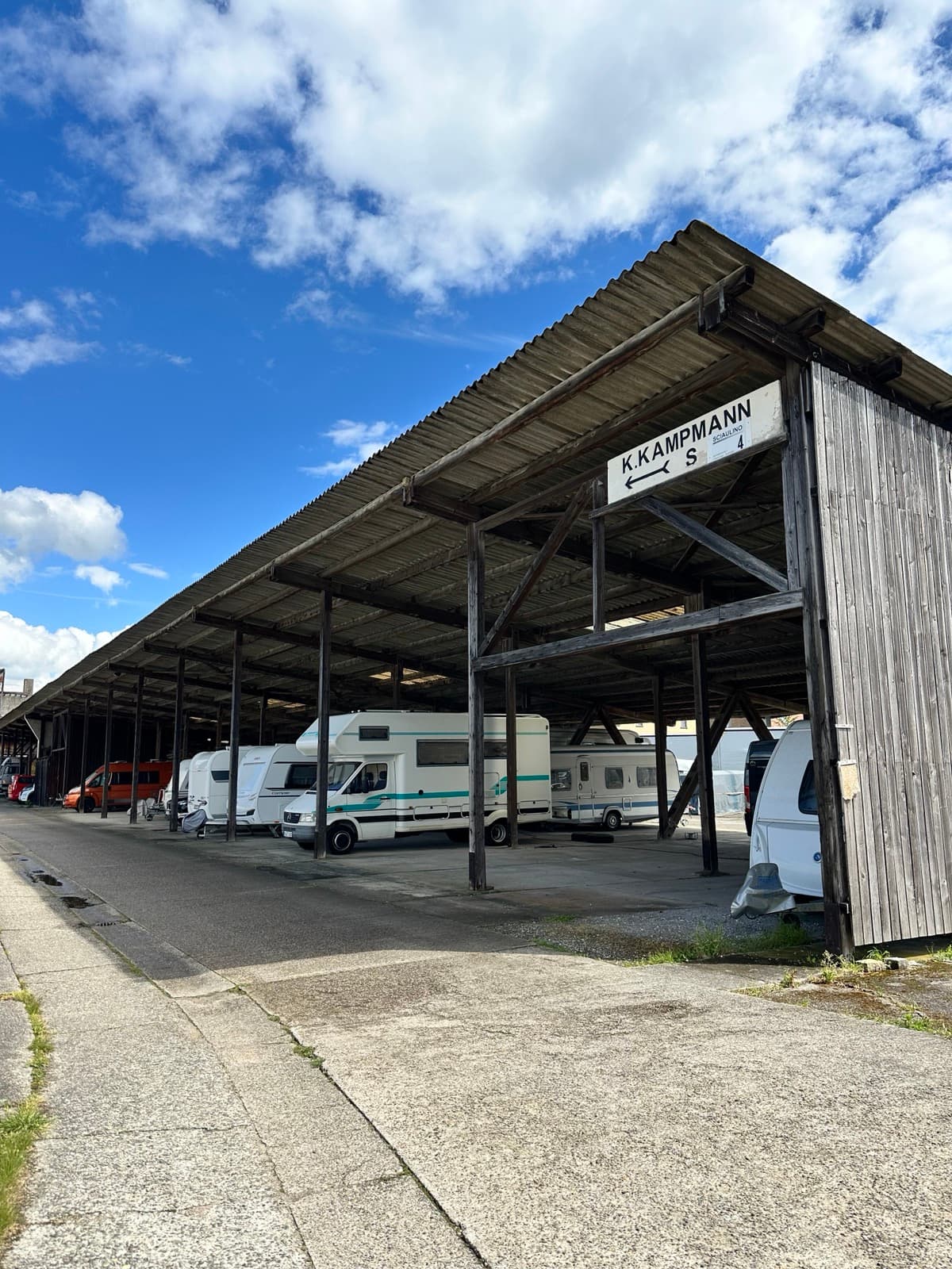 Überdacht in Friedrichstal – SCIAULINO Stellplatz Halle